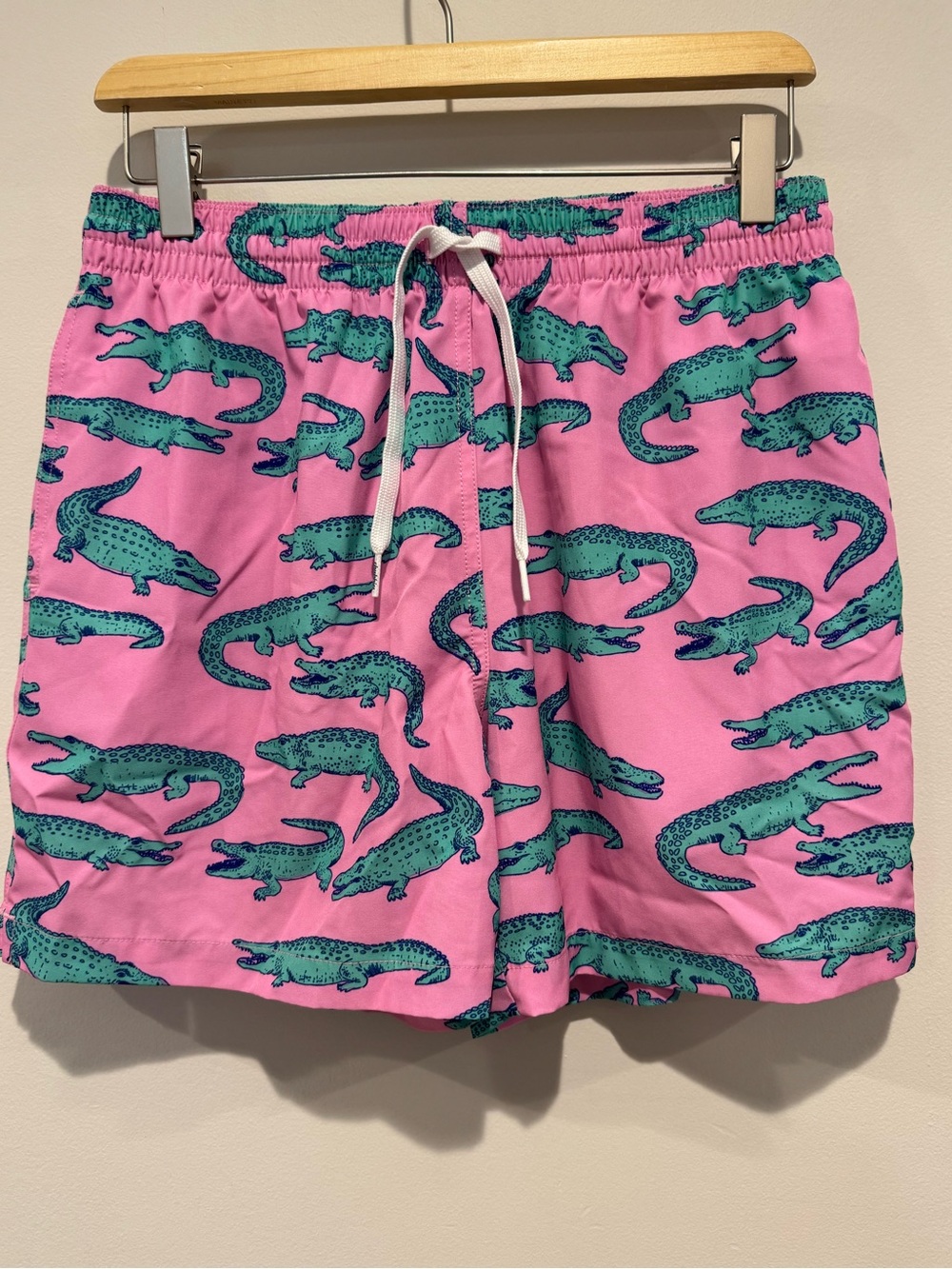 Chubbies Pink Alligator Swim Trunks Medium 5.5” Inseam Lined